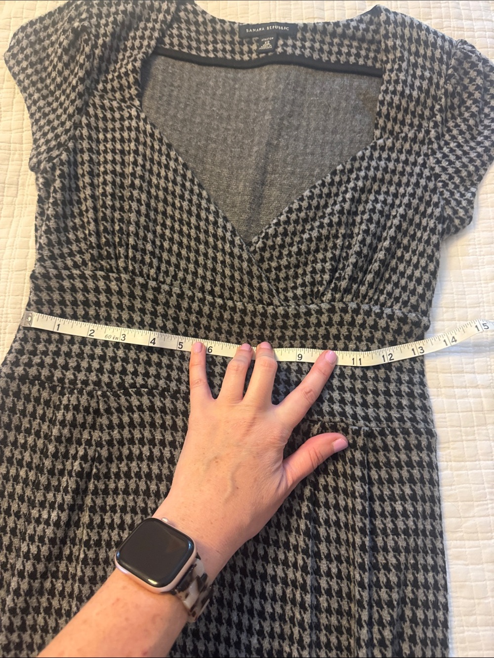 Banana Republic Women's Black and Gray Houndstooth Dress - V-Neck Cap Sleeve - Picture 4 of 5